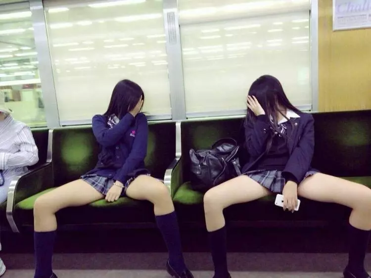 阪急電車雙JK超開放！齊逼制服短裙四腿逆天長..見底暴動：歡迎光臨My縫