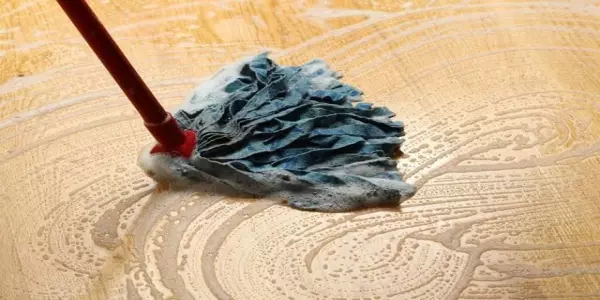 她一直不明白刷子上的「凸起的圓孔」能幹嘛！直到某天撞見「媽媽把它....」驚呼居然這麼好用！
