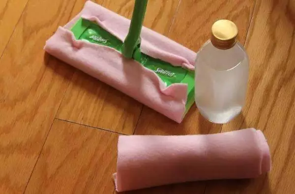 她一直不明白刷子上的「凸起的圓孔」能幹嘛！直到某天撞見「媽媽把它....」驚呼居然這麼好用！