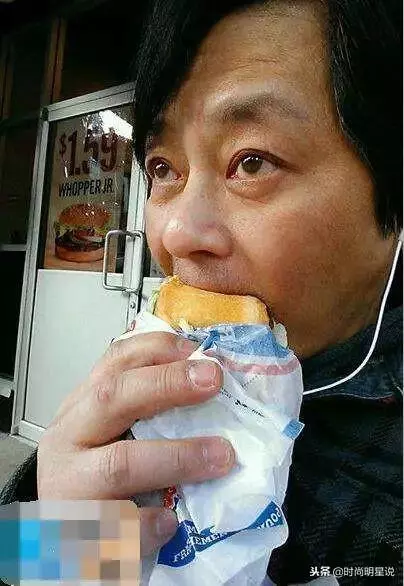 巔峰時比劉德華張學友要紅,今56歲妻離子散,落魄到街頭啃麵包!