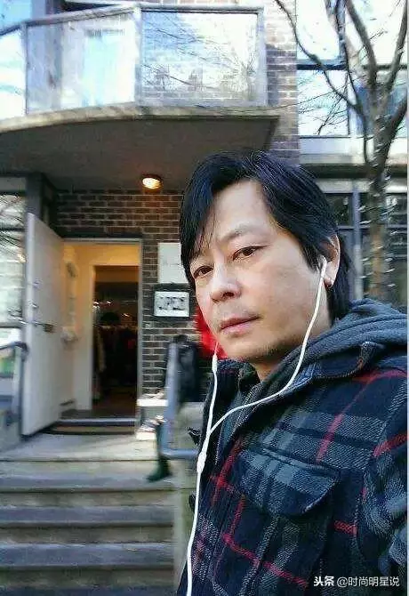 巔峰時比劉德華張學友要紅,今56歲妻離子散,落魄到街頭啃麵包!