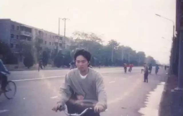 24年前周星馳後座上的女子不是藍潔瑛,網友媽媽拍的照片破案了!