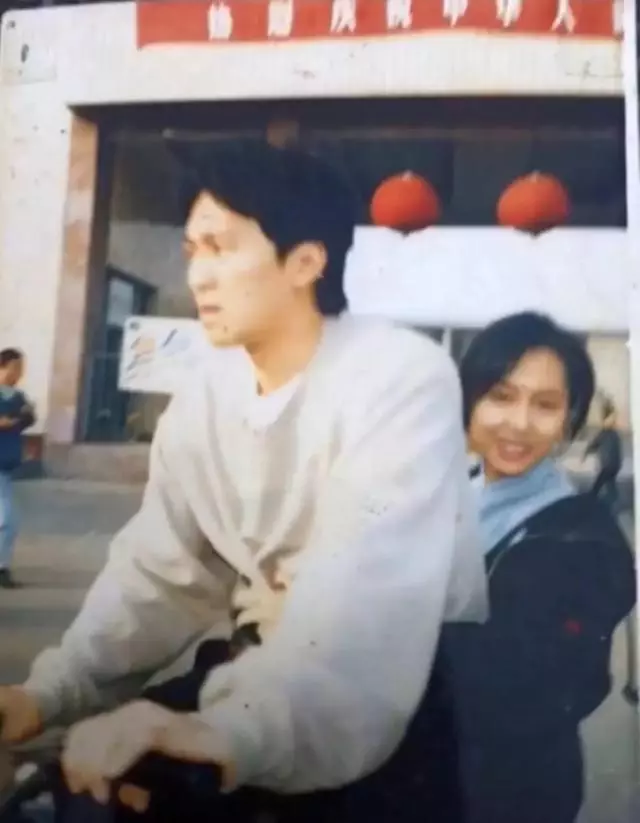 24年前周星馳後座上的女子不是藍潔瑛,網友媽媽拍的照片破案了!