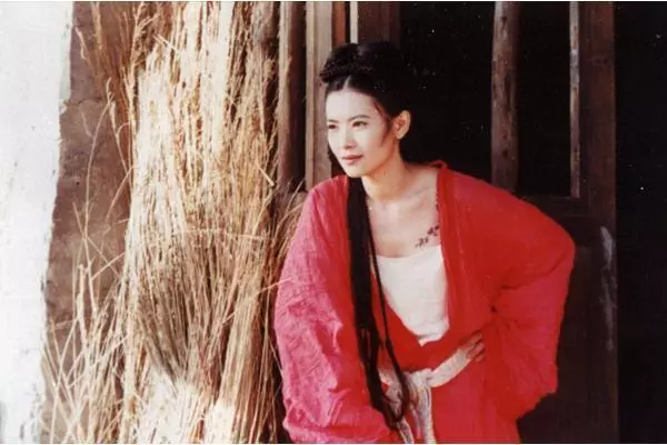 24年前周星馳後座上的女子不是藍潔瑛,網友媽媽拍的照片破案了!