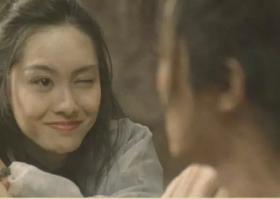24年前周星馳後座上的女子不是藍潔瑛,網友媽媽拍的照片破案了!