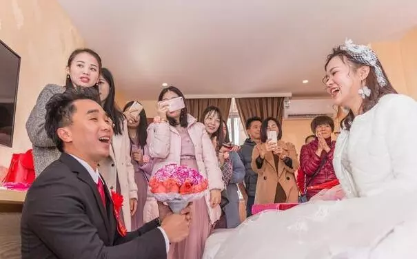 結婚婆婆不給彩禮, 我媽陪嫁一套房, 我生下兒子後, 婆婆送來2萬