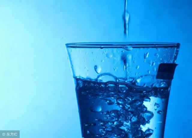 水是生命之源!一天喝多少水最好?專家:這個量才合適