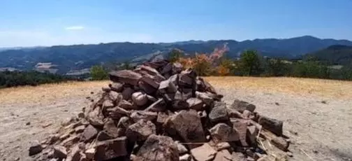 世界最小火山,僅1.2米高,網友笑稱「燒烤聖地」