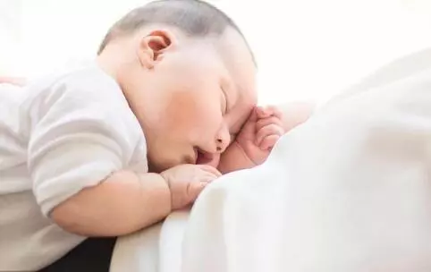生下兒子婆婆送來三千,讓媽伺候月子,回婆家推開門後,我落淚了