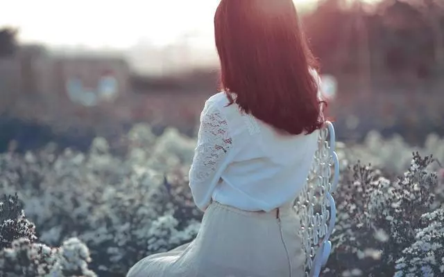 小姑子結婚,我轉過去兩千,電話忘記掛斷,聽到對話,我泣不成聲