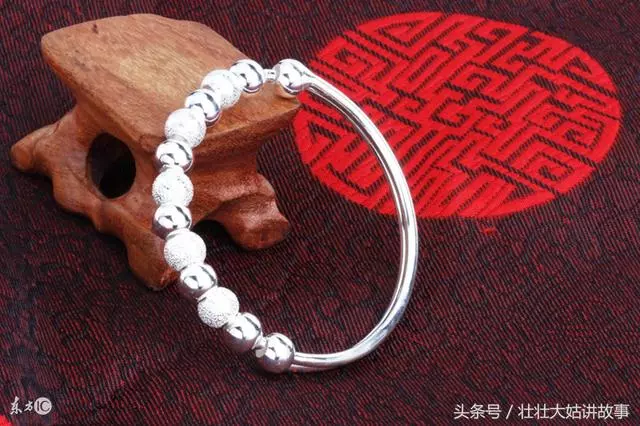 婆婆哭窮,每月給她1000元生活,我遭遇車禍,她拿出存摺,我哭了
