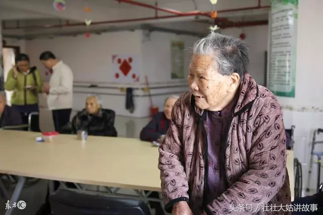 婆婆哭窮,每月給她1000元生活,我遭遇車禍,她拿出存摺,我哭了