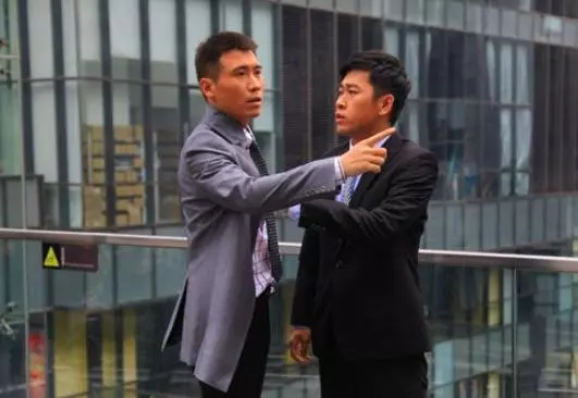 弟弟畢業後一直住我家,我忍無可忍趕他走,三年後我卻跪在他面前