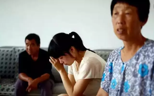 和母親去買菜,在菜市場看到准婆婆,母親:那二十萬彩禮不能要了