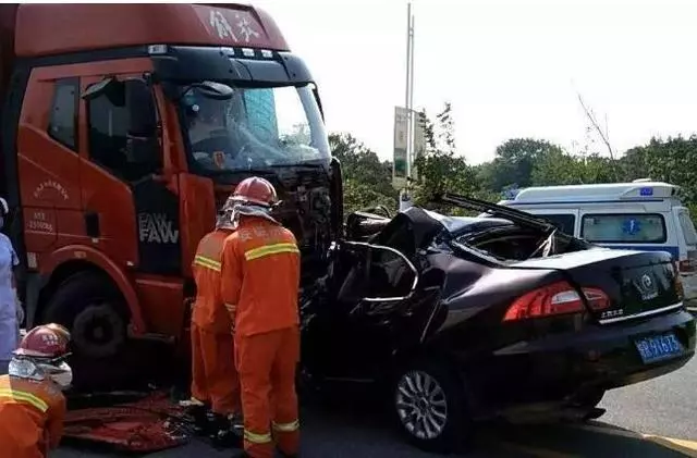 丈夫帶我去產檢,路上遇車禍,聽到婆婆的話,我立馬決定打掉孩子