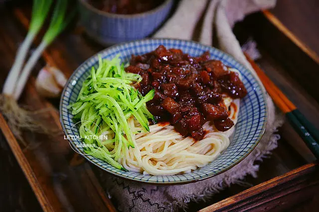 這碗炸醬麵,雖說是素的,但比肉的好吃10倍