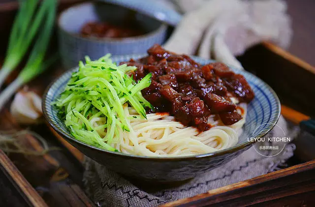 這碗炸醬麵,雖說是素的,但比肉的好吃10倍
