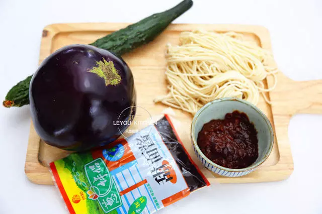 這碗炸醬麵,雖說是素的,但比肉的好吃10倍