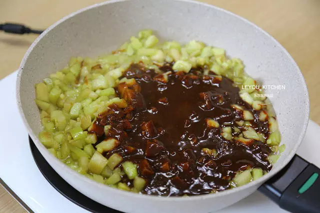 這碗炸醬麵,雖說是素的,但比肉的好吃10倍