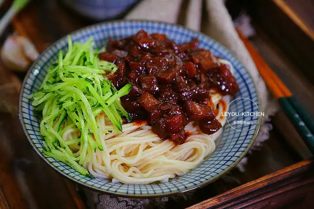 這碗炸醬麵,雖說是素的,但比肉的好吃10倍
