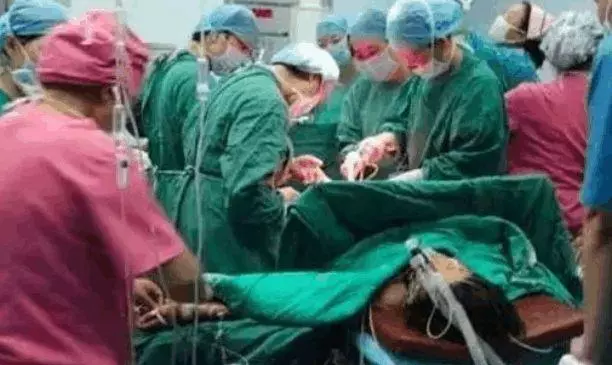 女子懷孕生下六胞胎,丈夫看到孩子後,臉上喜悅的表情變成哀愁