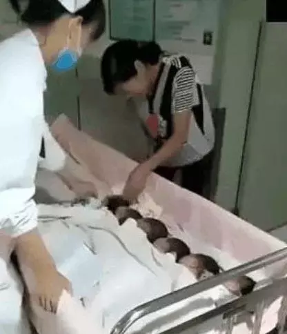 女子懷孕生下六胞胎,丈夫看到孩子後,臉上喜悅的表情變成哀愁