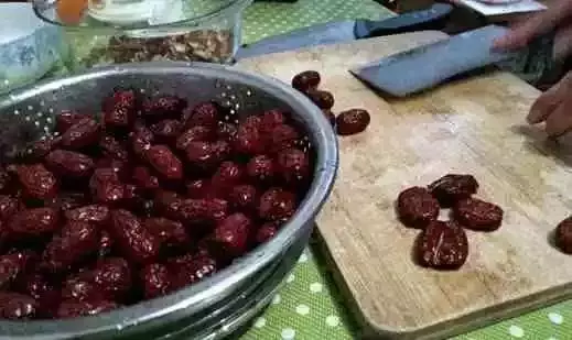 老薑紅糖這樣熬制,簡單方便,寒冷的冬天喝上一杯,滿滿的幸福