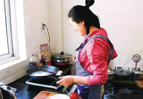 離婚三年前妻沒再嫁,俺帶漂亮女友去炫耀,打開門俺狂扇女友嘴巴