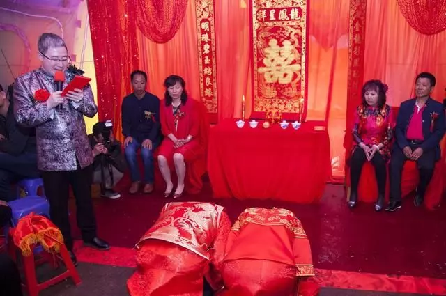 婆婆70大壽,老公卻死活不讓俺去,偷跑到現場,俺捂嘴逃走