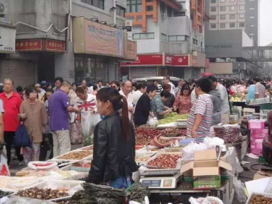 妻子早市擺攤,丈夫心疼送飯,這天醒來瞥眼門鎖,丈夫把飯倒水溝
