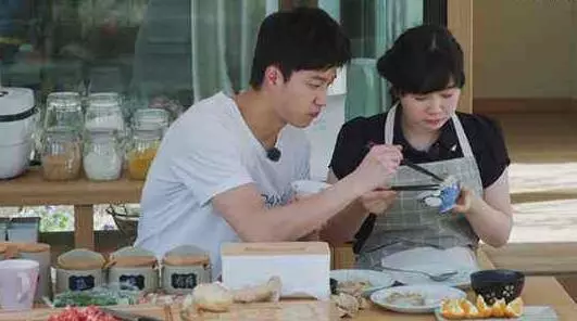 妻子早市擺攤,丈夫心疼送飯,這天醒來瞥眼門鎖,丈夫把飯倒水溝