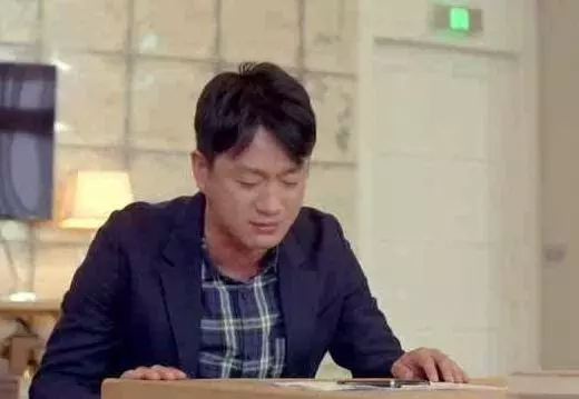 妻子早市擺攤,丈夫心疼送飯,這天醒來瞥眼門鎖,丈夫把飯倒水溝