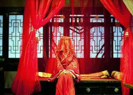 姐姐結婚,瘋弟弟攔著不讓上婚車,強行拉開,瞅見車門,全場蒙住