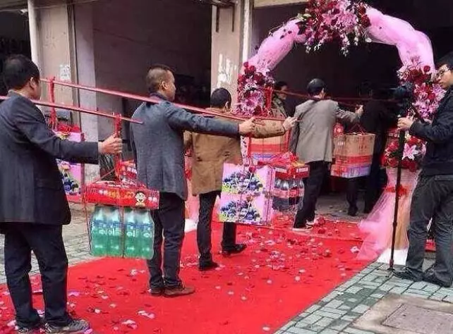 兒子做上門女婿,每周都往家寄箱梨,俺順著地址找過去,慌忙報警