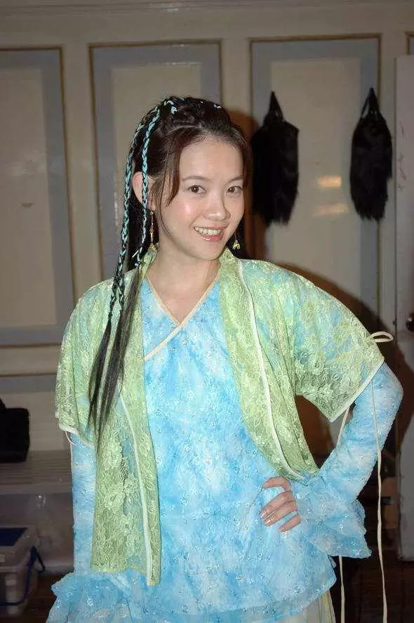 曾志偉女兒曾寶儀,至今四十五歲未婚,竟然是因為家庭看透了婚姻!