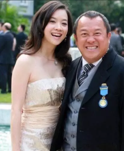 曾志偉女兒曾寶儀,至今四十五歲未婚,竟然是因為家庭看透了婚姻!