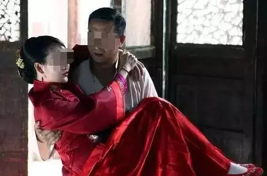 新婚夜老公洗澡,婆婆悄悄把我喊出婚房,塞給我一份禮物,我蒙圈