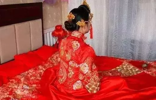 新婚夜老公洗澡,婆婆悄悄把我喊出婚房,塞給我一份禮物,我蒙圈