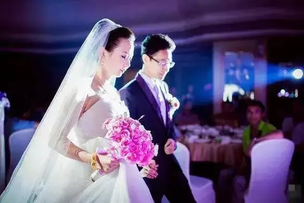 我結婚沒有邀請繼父,婚禮當天接到弟弟的電話,我取消婚禮