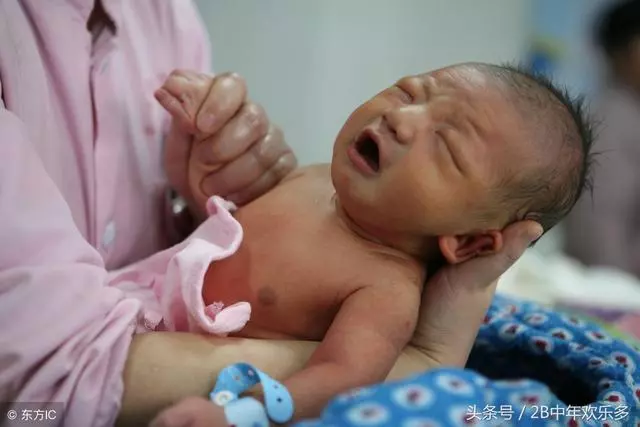 嫁給窮小子,娘家陪嫁50萬,兒子出生我媽給1萬,婆婆卻不理不顧