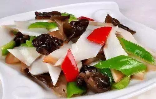 木耳山藥炒萵筍這款清淡的養身佳品對於不喜歡吃太過油膩的人們來說簡直太適合了。