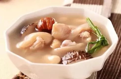 木耳山藥炒萵筍這款清淡的養身佳品對於不喜歡吃太過油膩的人們來說簡直太適合了。