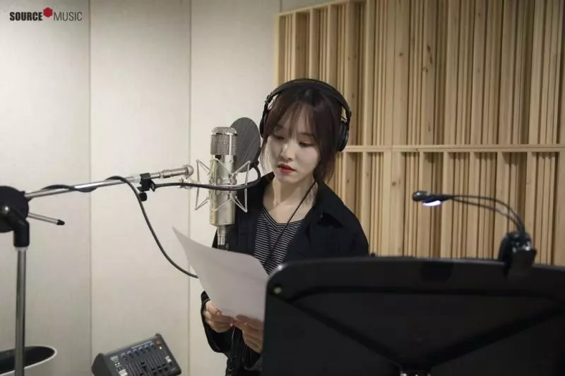 [GFRIEND][分享]181108 「月刊尹鐘信」俞宙第5版花絮圖公開錄音現場神情專注