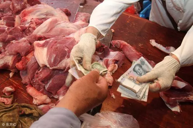8旬老太買肉常給假鈔,老闆卻笑著給豬肉,老太去世大家知道答案