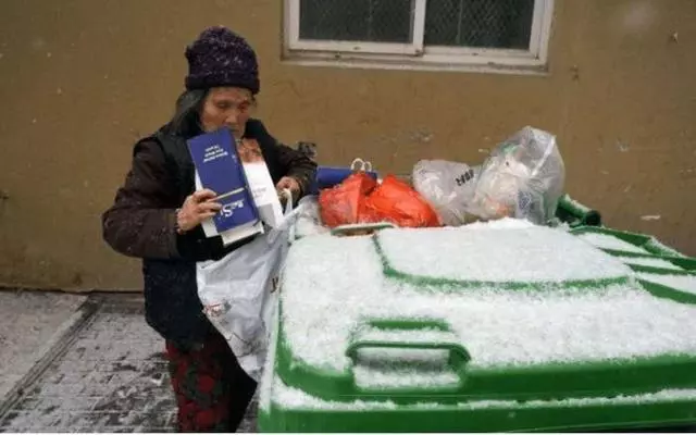 8旬老太買肉常給假鈔,老闆卻笑著給豬肉,老太去世大家知道答案