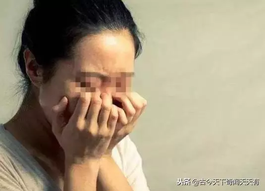 加完班回家老公親俺一口,3歲兒子看到說句話,俺癱在地上