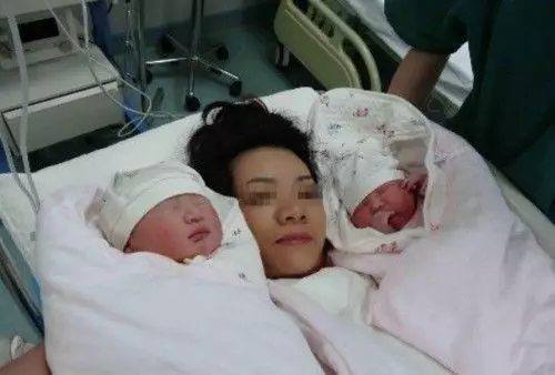 兒媳生雙胞胎,婆婆進城送10捆鈔票,隔窗瞧眼孩子,卻報了警
