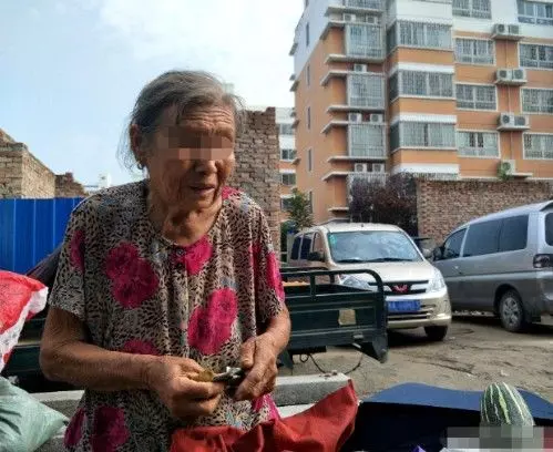 兒媳生雙胞胎,婆婆進城送10捆鈔票,隔窗瞧眼孩子,卻報了警