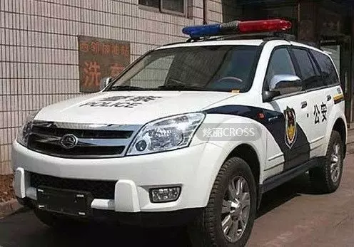 兒媳生雙胞胎,婆婆進城送10捆鈔票,隔窗瞧眼孩子,卻報了警