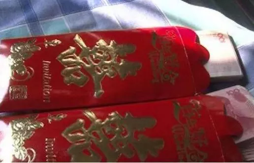 過年回鄉下,婆婆拿紅包一薄一厚,大嫂搶個厚的,拆開我樂得腰疼